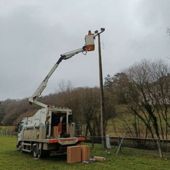 Nouveaux projecteurs au stade de foot